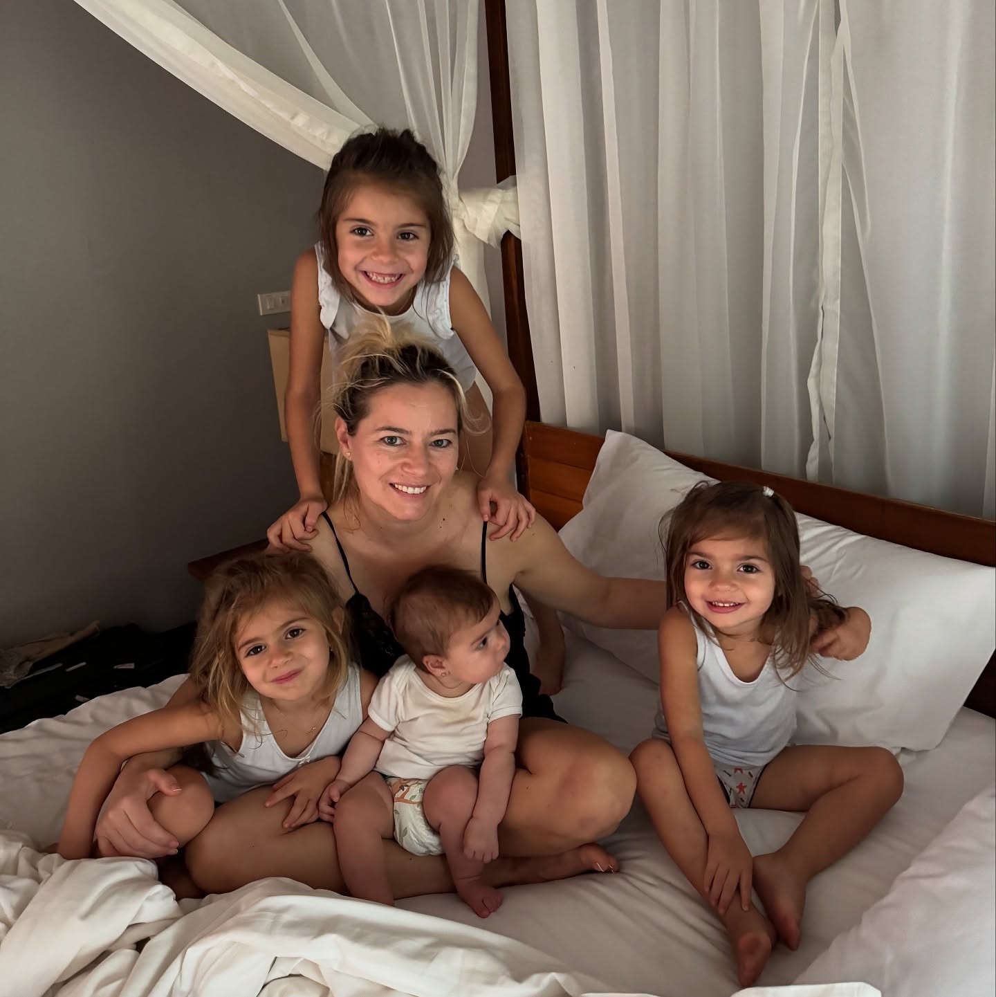Laura Cosoi, despre nevoile mamelor și ale femeilor: „Un concediu de maternitate de doi ani este un pericol uriaș”