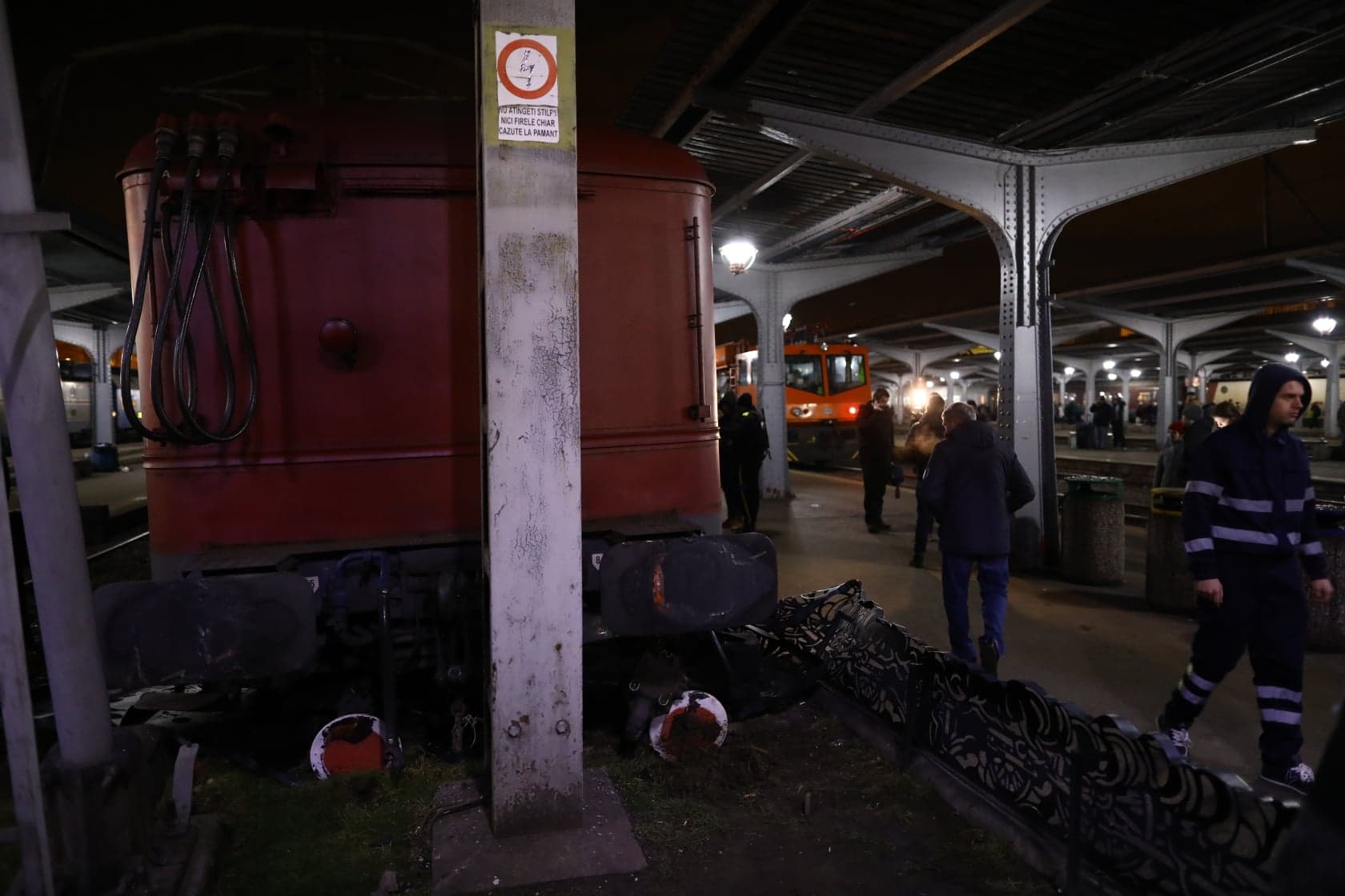 FOTO | Incident grav în Gara de Nord! Un tren nu a frânat la timp și aproape a intrat pe peronul central