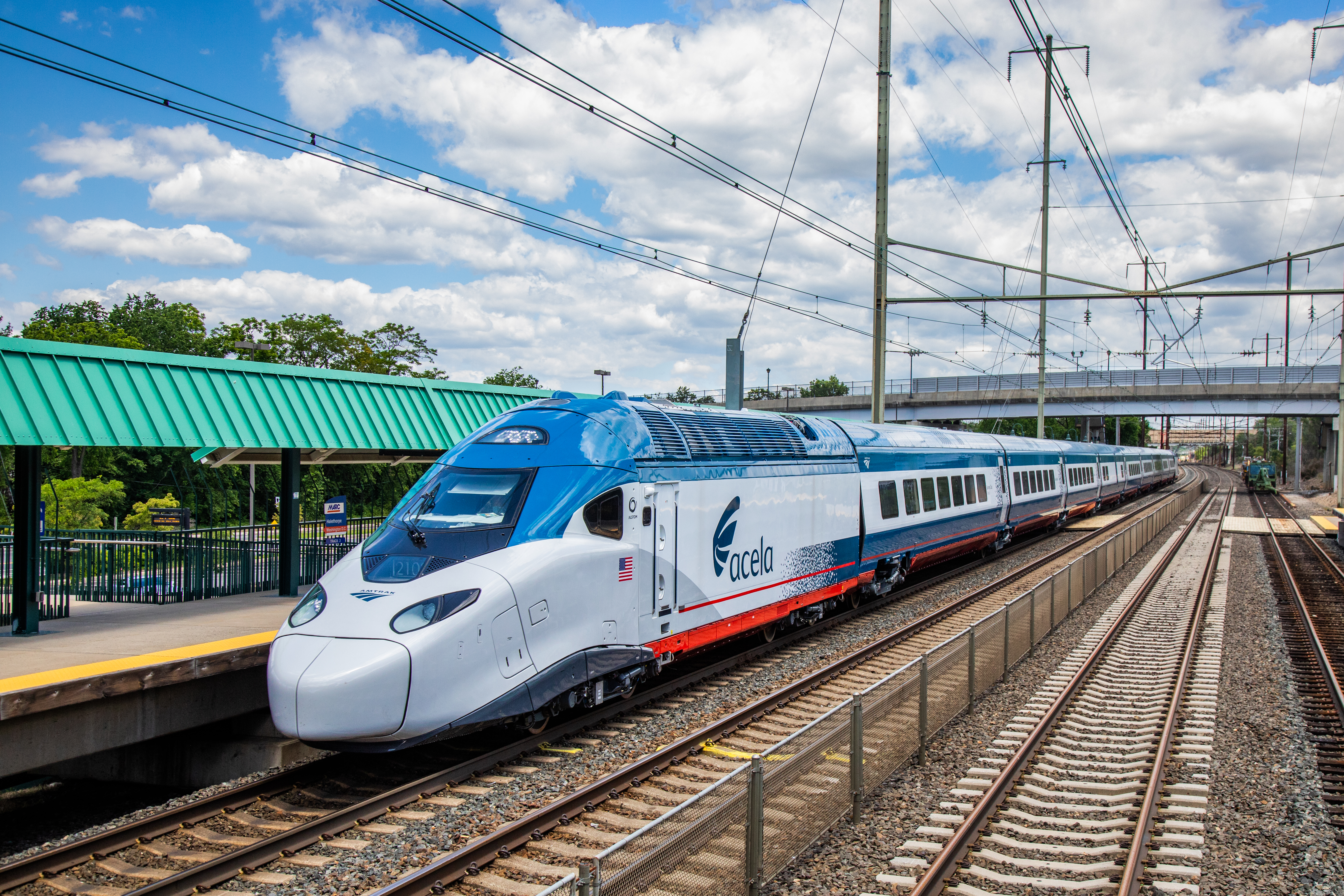 Cel mai rapid tren din SUA circulă începând de azi. Ce viteză prinde