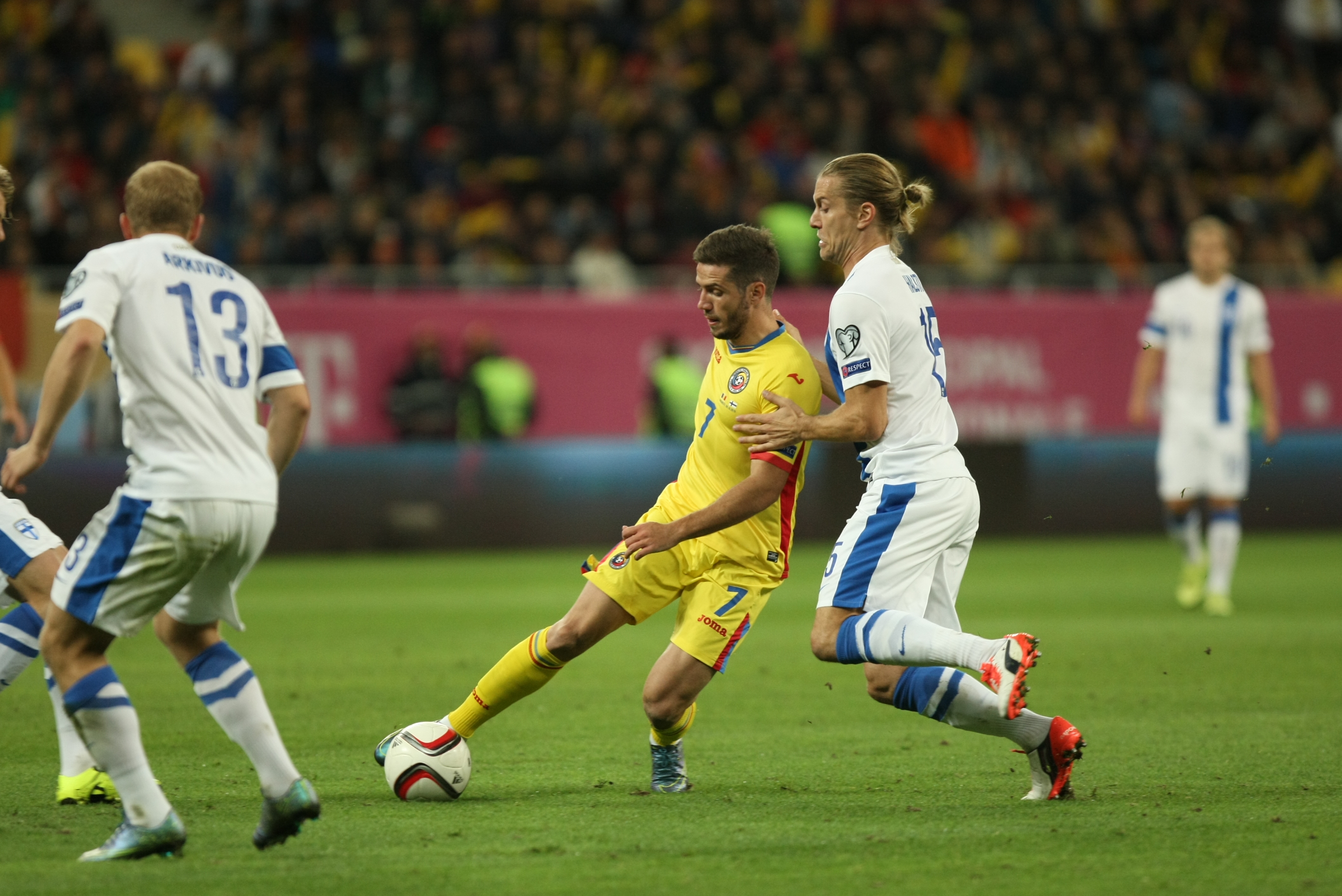 PRELIMINARIILE EURO 2016 / România - Finlanda 1-1! Dramă tricoloră pe ”Arena Națională”! Pohjanpalo ne-a dat lovitura, Hoban a egalat în prelungiri! Oaspeții n-au primit un penalty! Am fost calificați 52 de minute la turneul final din Franța! Dacă batem în Feroe, suntem la EURO! Tricolorii au asaltat poarta lui Hradecky, dar n-a intrat! Meciul a semănat cu jocul din 1985, cu Irlanda de Nord! / LIVEBLOG&FOTO