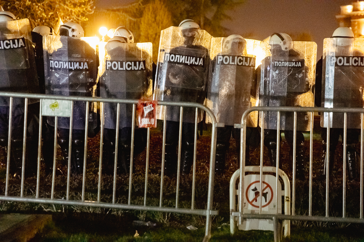 Marele protest de la Belgrad văzut din mulțime: Cratițele și tăcerea care au speriat Puterea FOTOREPORTAJ