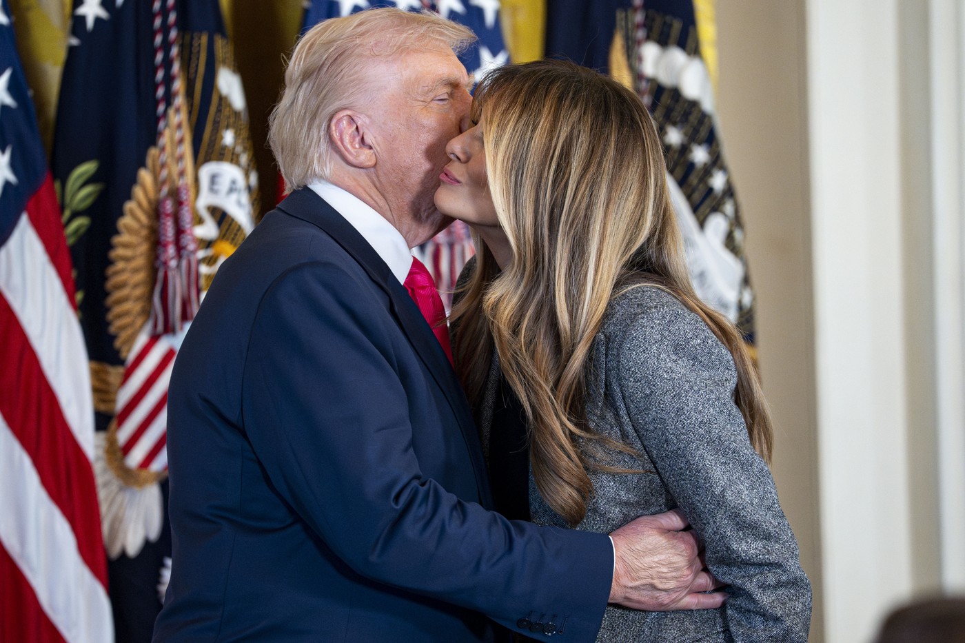 Melania Trump a semnat un ordin executiv alături de Donald Trump