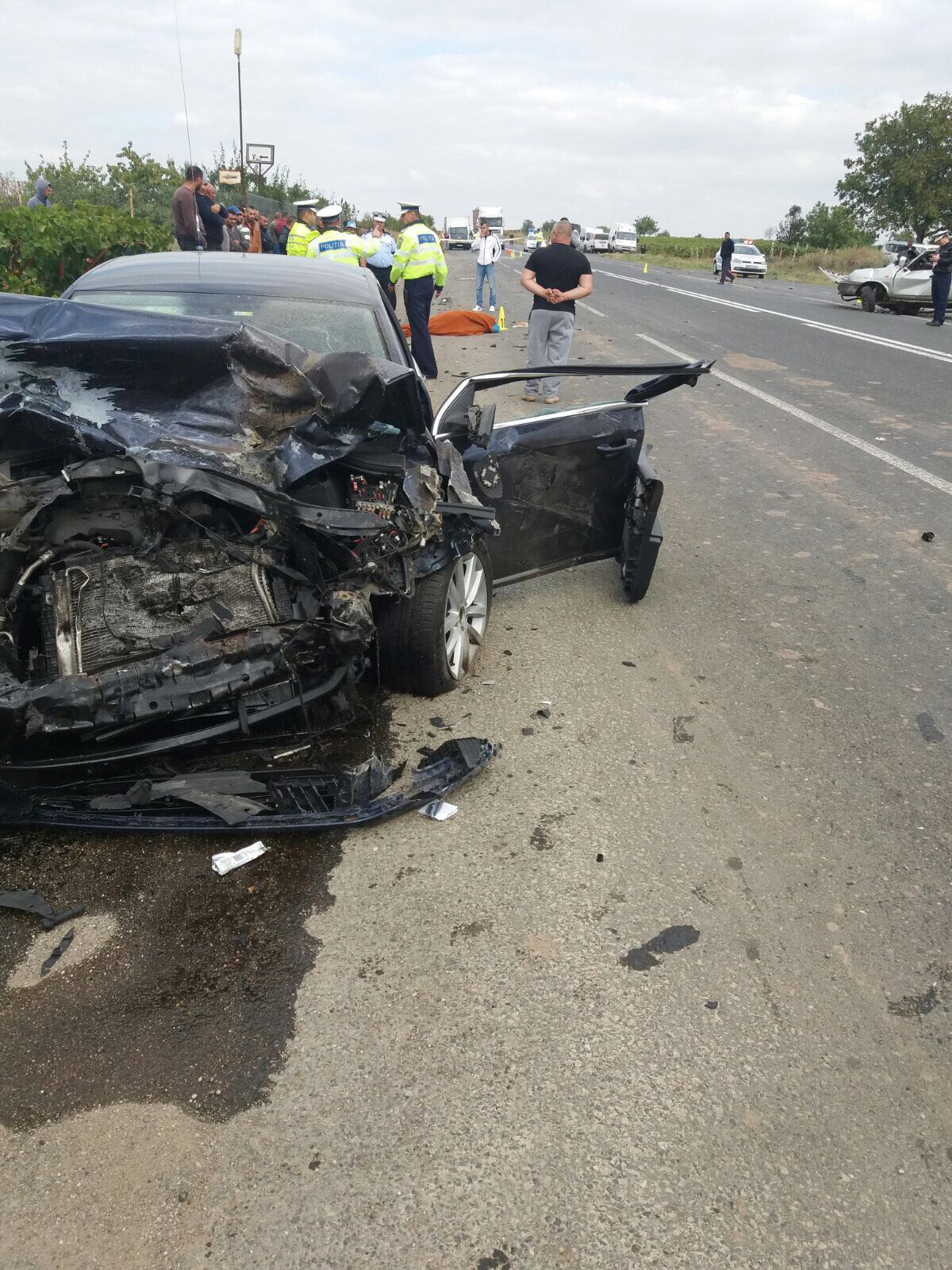GALERIE FOTO/Un mort și patru răniți pe DN 2 E 85, în judeţul Vrancea, după ce două mașini s-au ciocnit