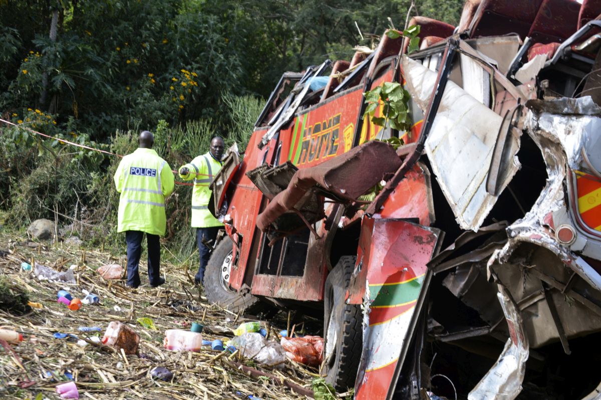 FOTO| Accident de autobuz soldat cu 50 de morți în Kenya