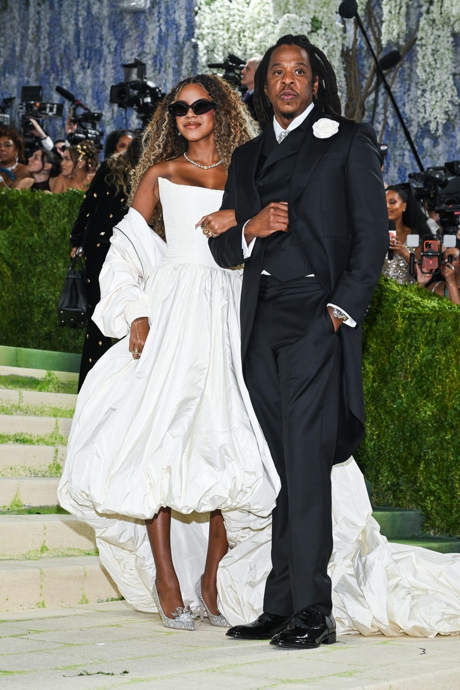 Vedete pe „covorul pietruit” la Met Gala 2026. De la rochii impresionante la alegeri controversate