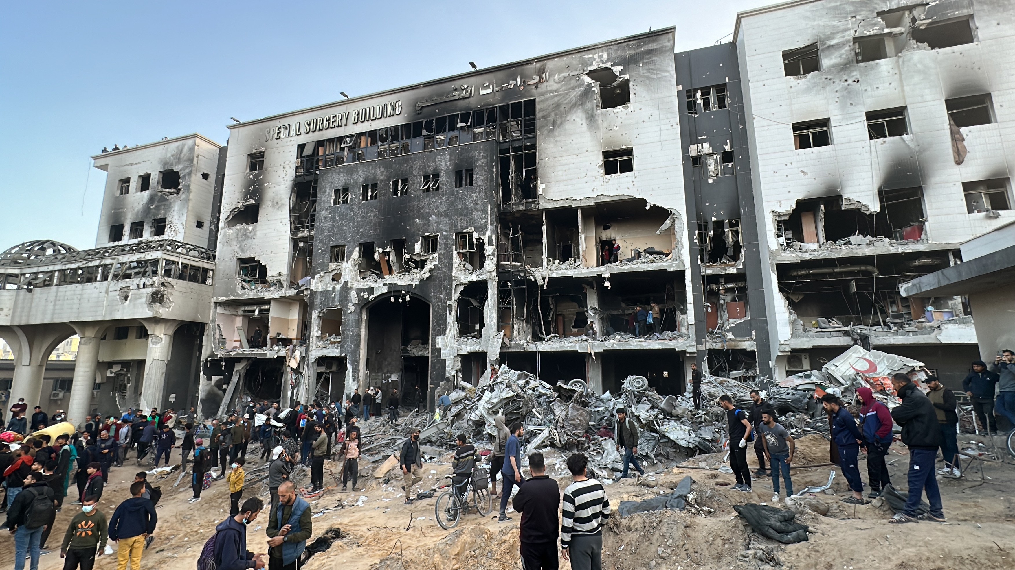 Israelul s-a retras din spitalul Al-Shifa, cel mai mare din Gaza, după două săptămâni de asediu. „Zeci de cadavre”, găsite după retragere