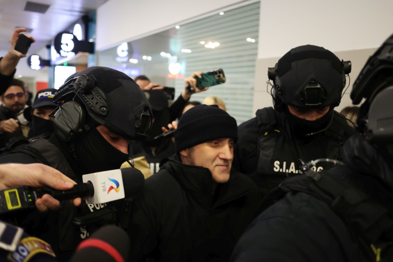 Horațiu Potra a fost adus în România după 9 luni sub escorta Poliției. Este acuzat de tentativă de lovitură de stat alături de Călin Georgescu
