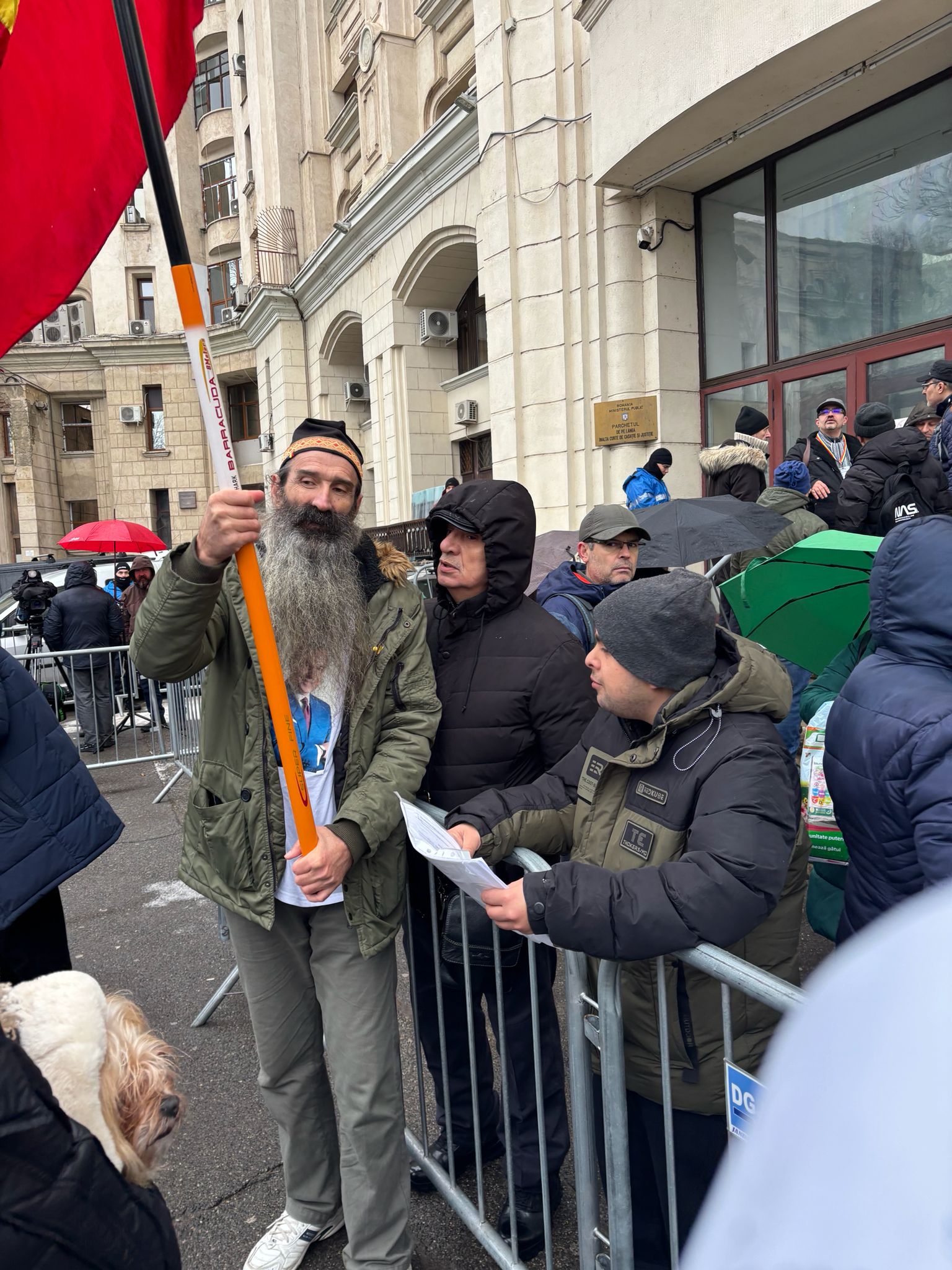 În „Valul Democrației” al susținătorilor lui Călin Georgescu: „Să se aleagă praful de tine, dacă nu scrii adevărul!” 