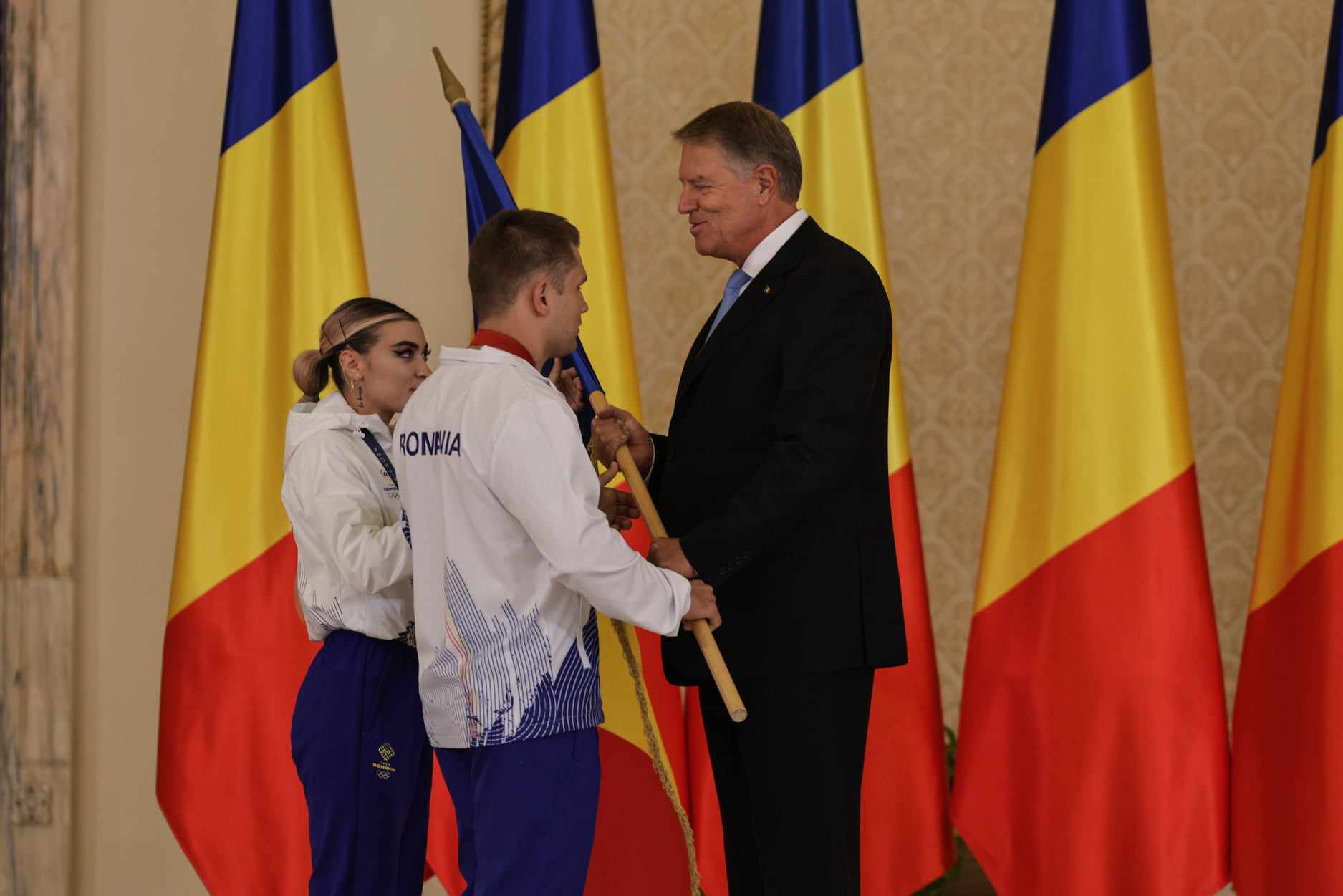 Gafă a președintelui Iohannis la decorarea medaliaţilor de la JO Paris. A spus „comemorarea”, în loc de „ceremonia” | VIDEO