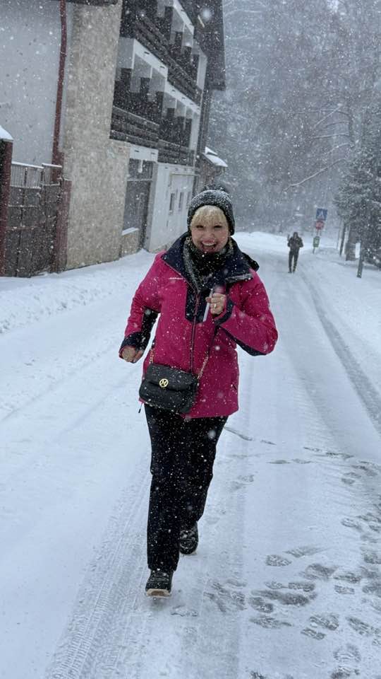 Cum au fost surprinși Marina Almășan și Sorin Mărcuș la munte. Au patinat, au băut vin fiert și au stat în casa lui din Brașov