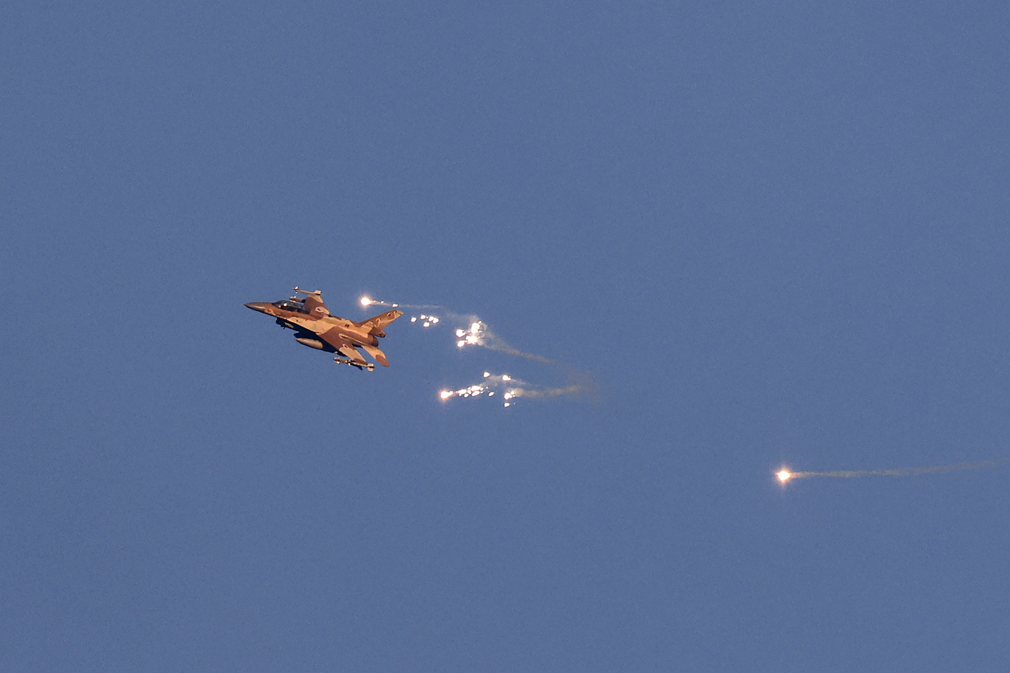 Armata israeliană spune că circa 100 de avioane din flota sa au distrus mii de lansatoare de rachete Hezbollah, cu puțin înainte de atacul grupării șiite