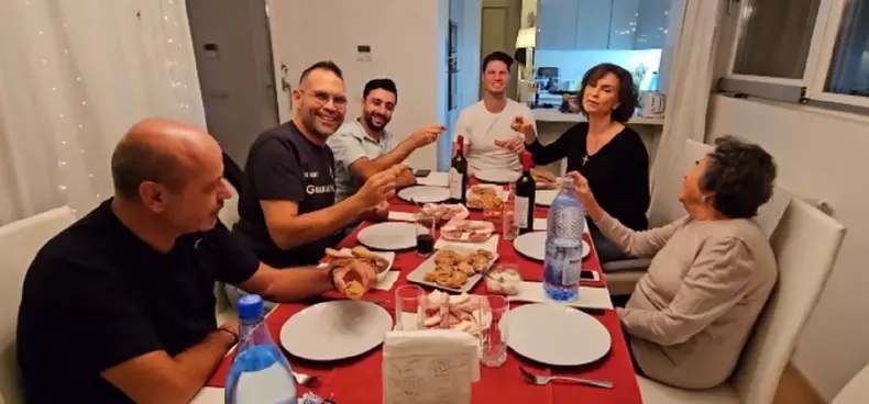 Imagini din apartamentul în care Ramona Bădescu locuiește în Italia. Are o bucătărie impresionantă, iar pe terasă a plantat lămâi și mandarini