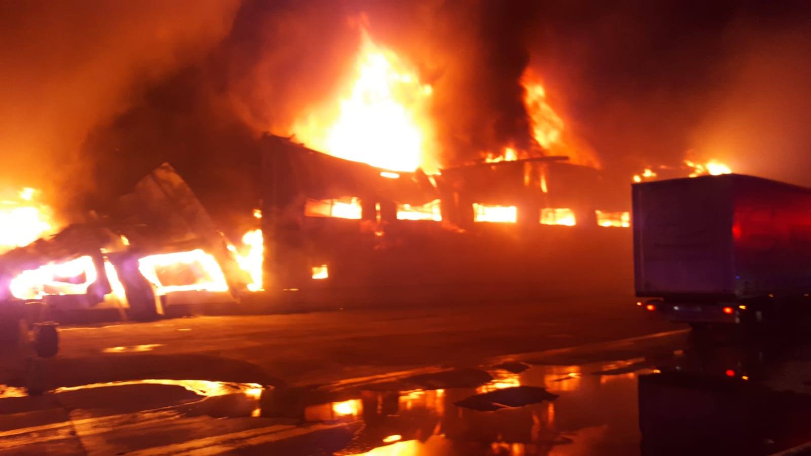 UPDATE: Incendiu violent la cea mai mare fabrică de condimente din România! Flăcările nu au fost stinse nici după 15 ore de la începutul intervenției (FOTO&VIDEO)