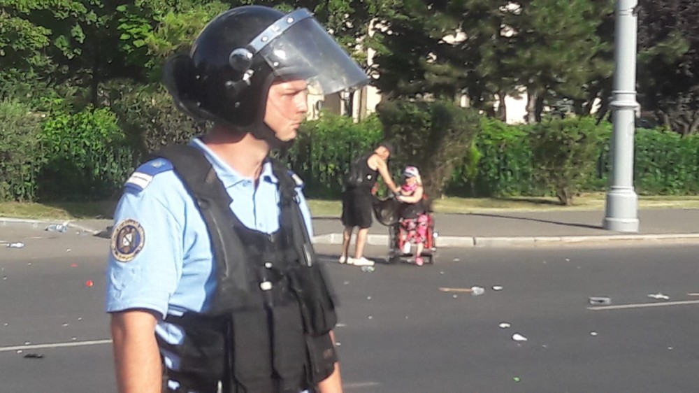 UPDATE. Război de stradă între jandarmi și huligani, în Piața Victoriei. 452 de persoane rănite / VIDEO&FOTO