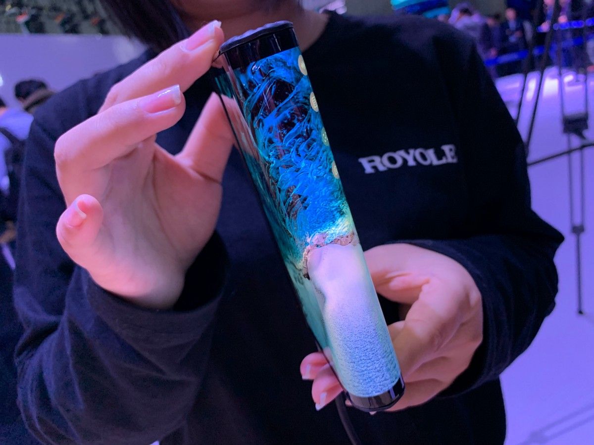 Chinezii au lansat primul smarphone cu ecran pliabil. Cum arată dispozitivul care poate fi și telefon și tabletă