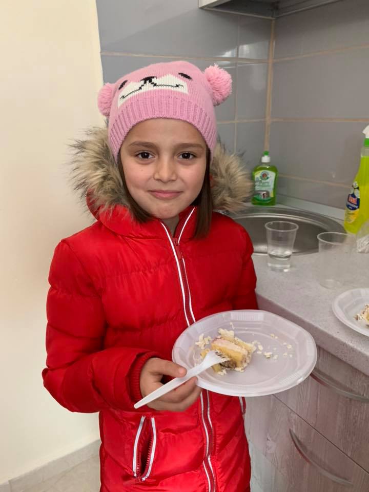 Roxana, fetița din Vaslui care își dorea doar "piure cu carne", a primit o casă de Crăciun / FOTO