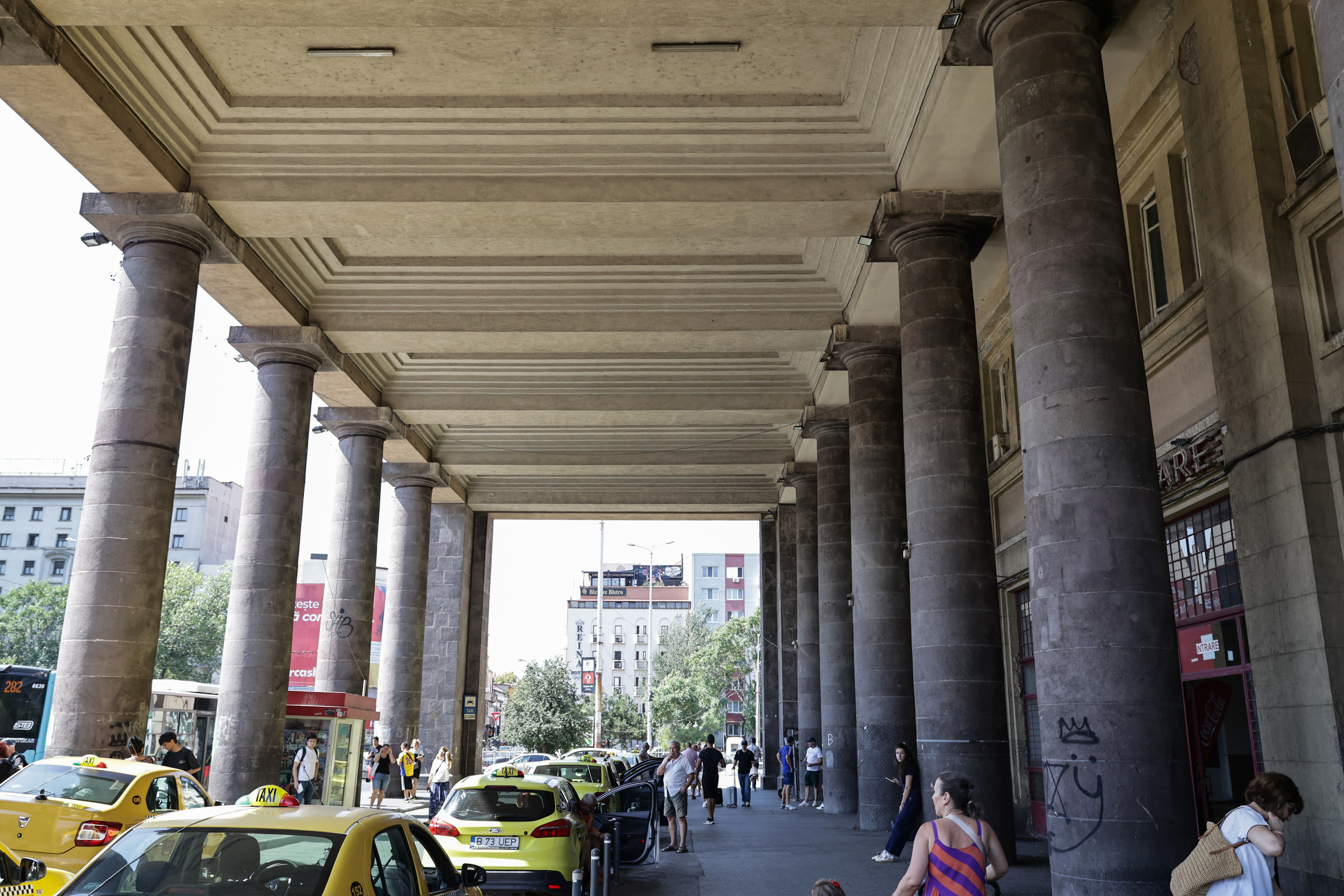 Icoane, merdenele și chiloți. Între istorie și mizerie: ce s-a ales de una dintre cele mai importante clădiri din București