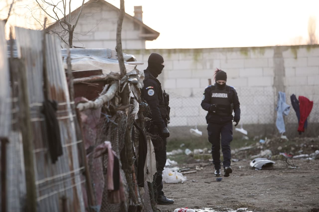 Percheziții la casele familiei agresorului de la Bolintin. Tânărul, adus la el acasă de poliție pentru o reconstituire