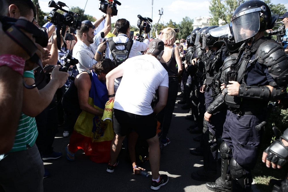 UPDATE. Război de stradă între jandarmi și huligani, în Piața Victoriei. 452 de persoane rănite / VIDEO&FOTO