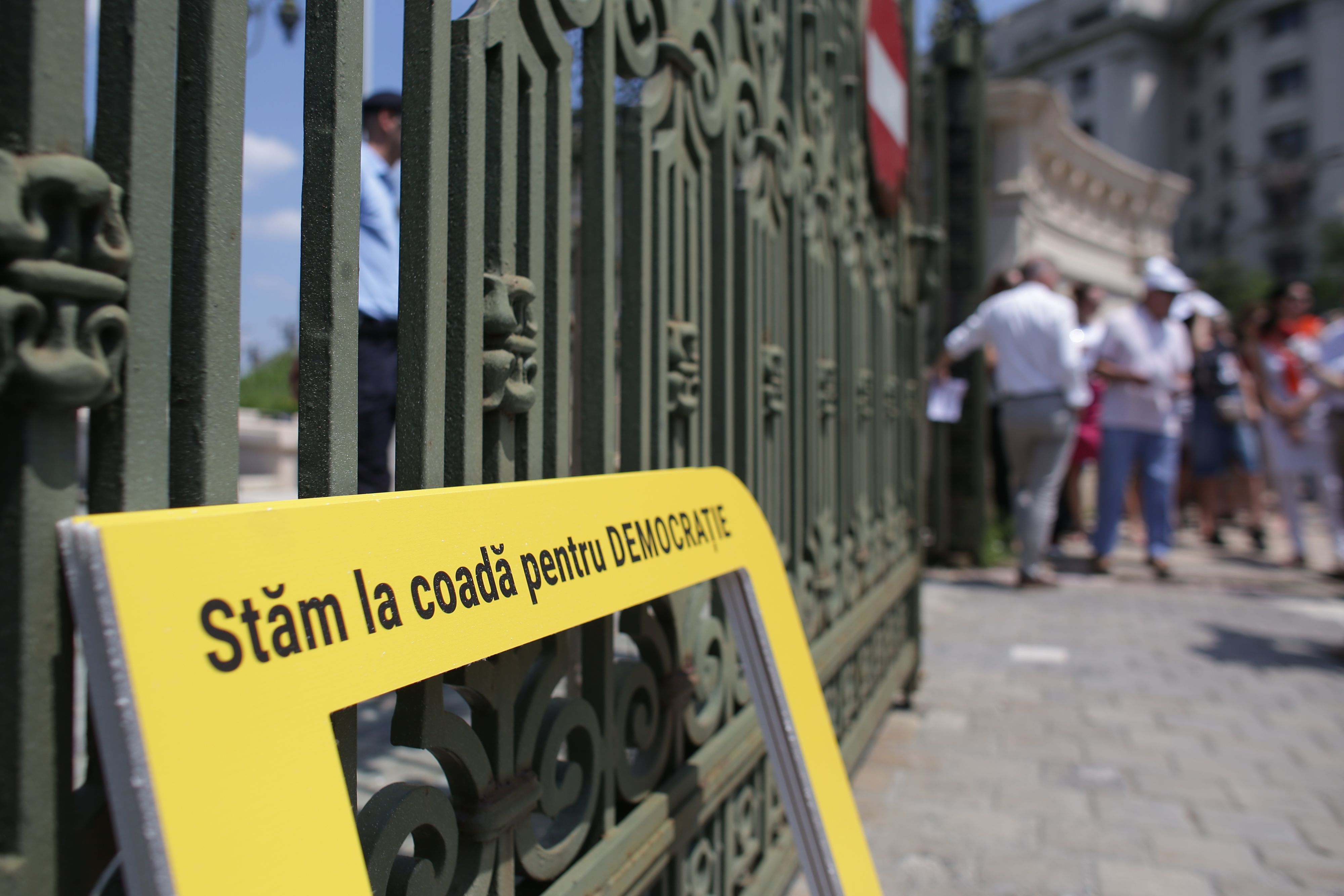 Românii cer CCR să intervină asupra noului Cod Penal, prin campania "Stăm la coadă pentru democraţie"