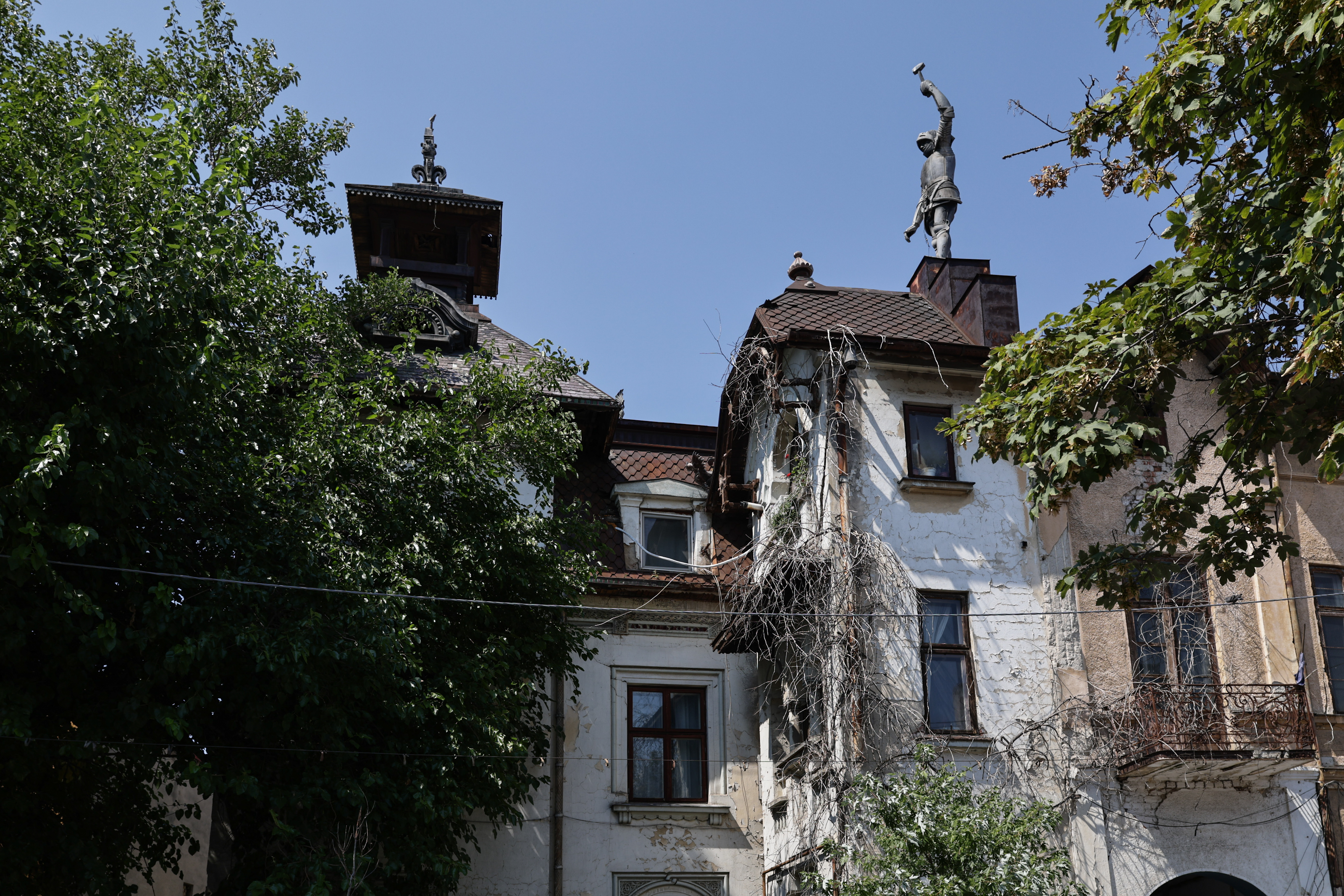 Povestea lui „Pandelică”, ostașul în armură care apără Bucureștiul de rele. Are o copie „muncitorească” în mahala, lângă Obor. Autor: Alexandru Dimitriu, un mare maestru ornamentalist al României
