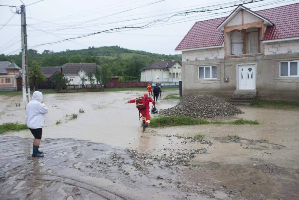 Dezastru în țară din cauza furtunilor! Zeci de oameni evacuați din calea apelor