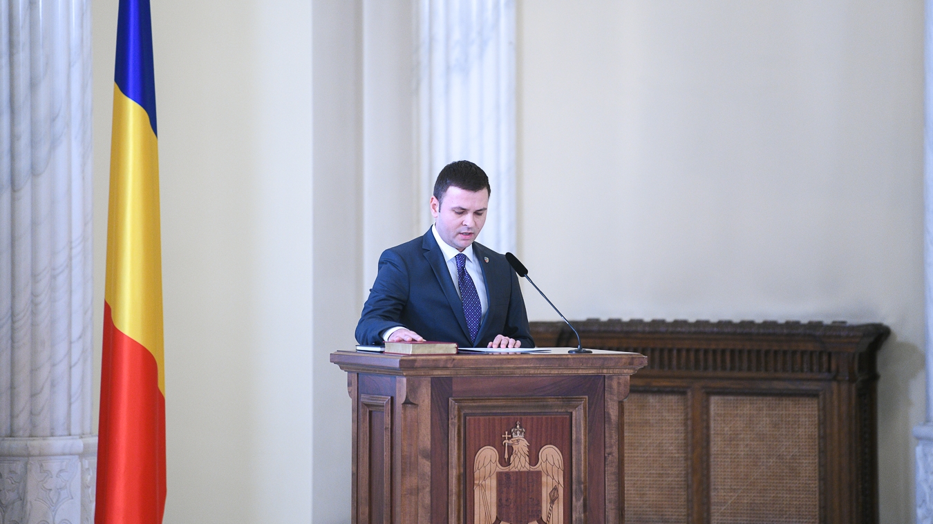 FOTO | Noii miniștri de la Dezvoltare și Transporturi au depus jurământul de învestitură. Preşedintele Iohannis, nicio declaraţie în cadrul ceremoniei