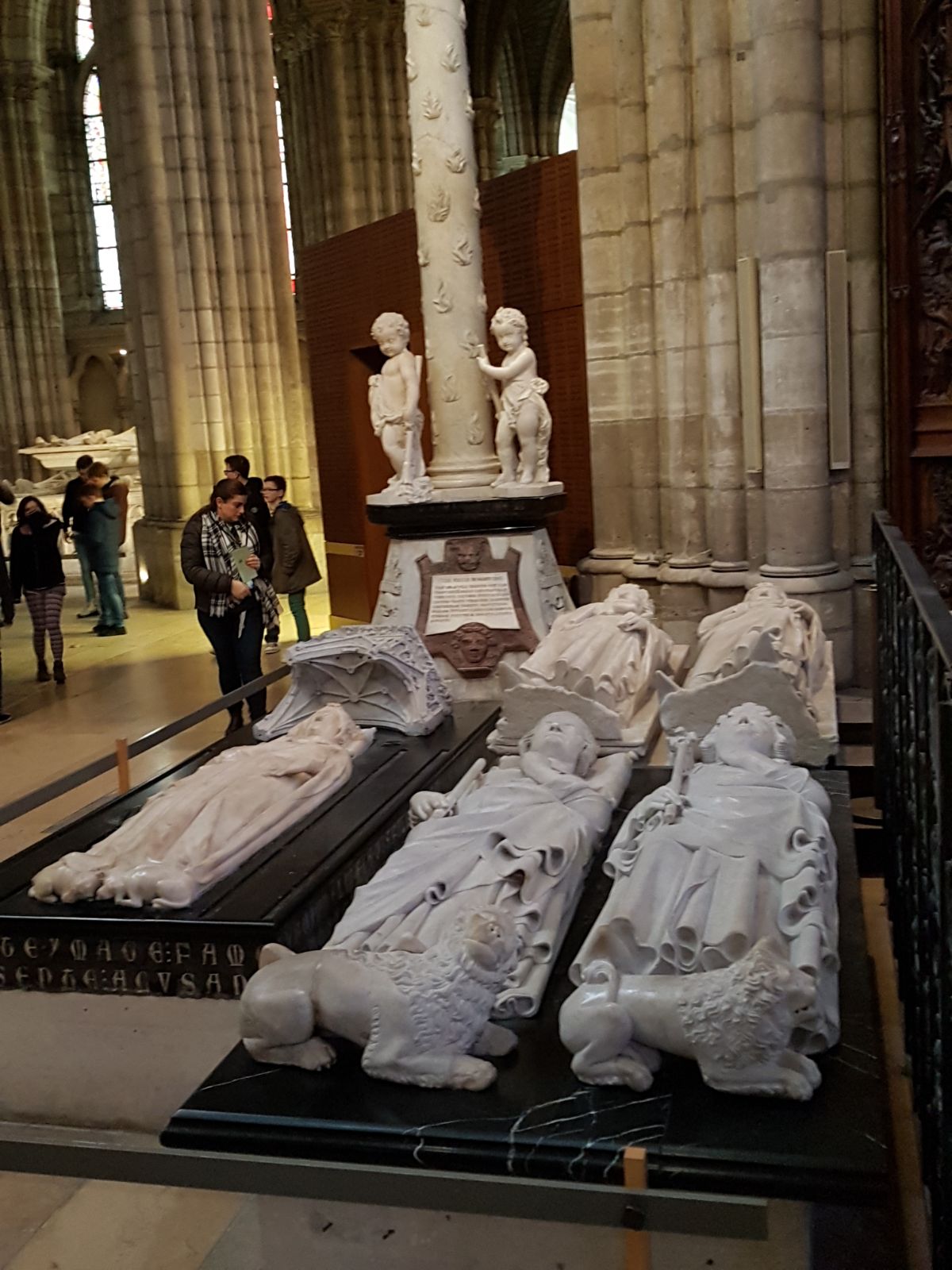 FOTO/Târgul de Crăciun din Saint-Denis - Paris are puțin din farmecul românesc. Un artizan francez imprimă haine cu imagini din București