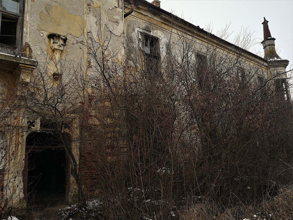 REPORTAJ. Un castel vechi de secole, din Ardeal, lăsat în voia sorții de beneficiarii retrocedării și de autorități: „Nu sunt fantome aici, doar sărăcie!”