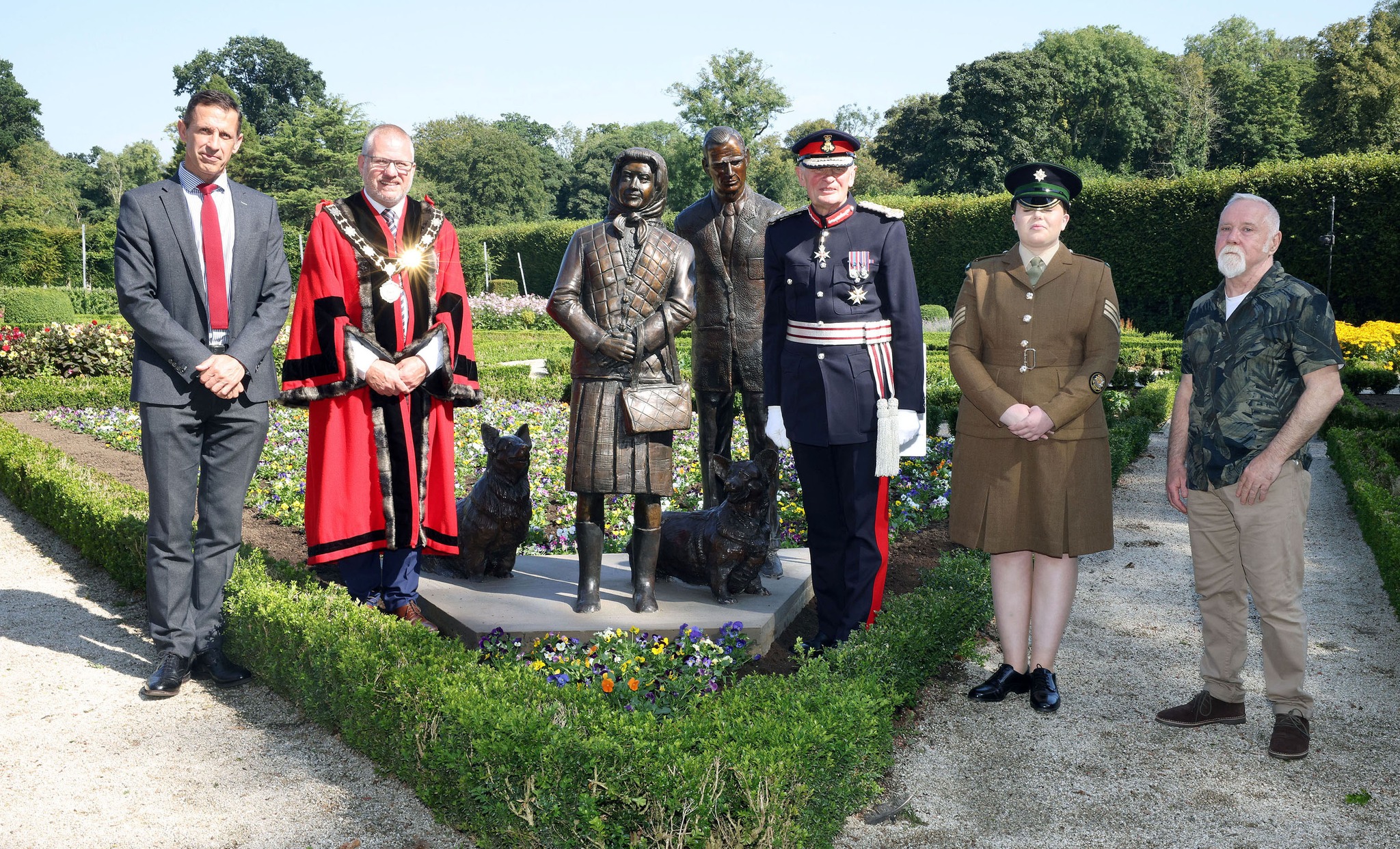 O statuie a reginei Elisabeta a II-a din Irlanda de Nord naște controverse: „Să fim sinceri, nu seamănă sub nicio formă”