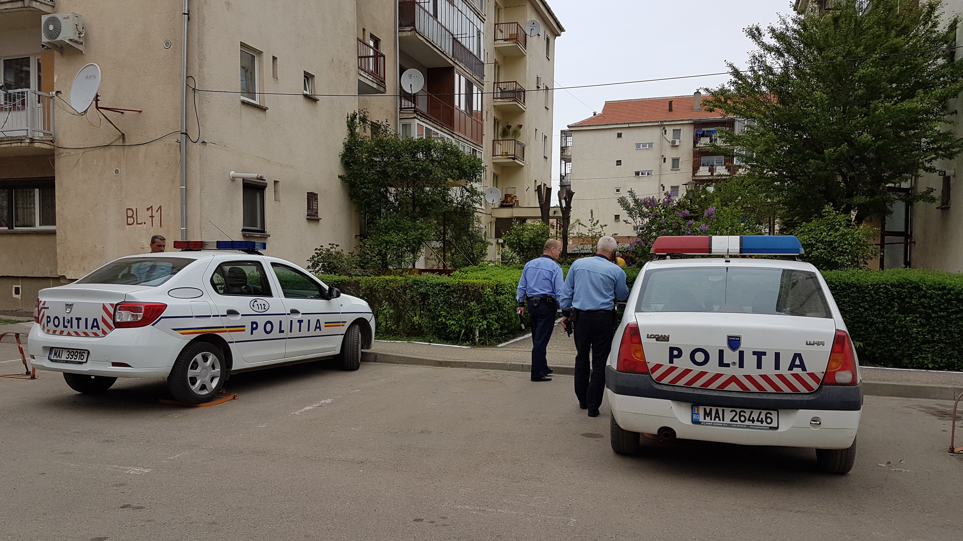 INCREDIBIL! Copil abandonat într-o plasă, în Arad! GALERIE FOTO