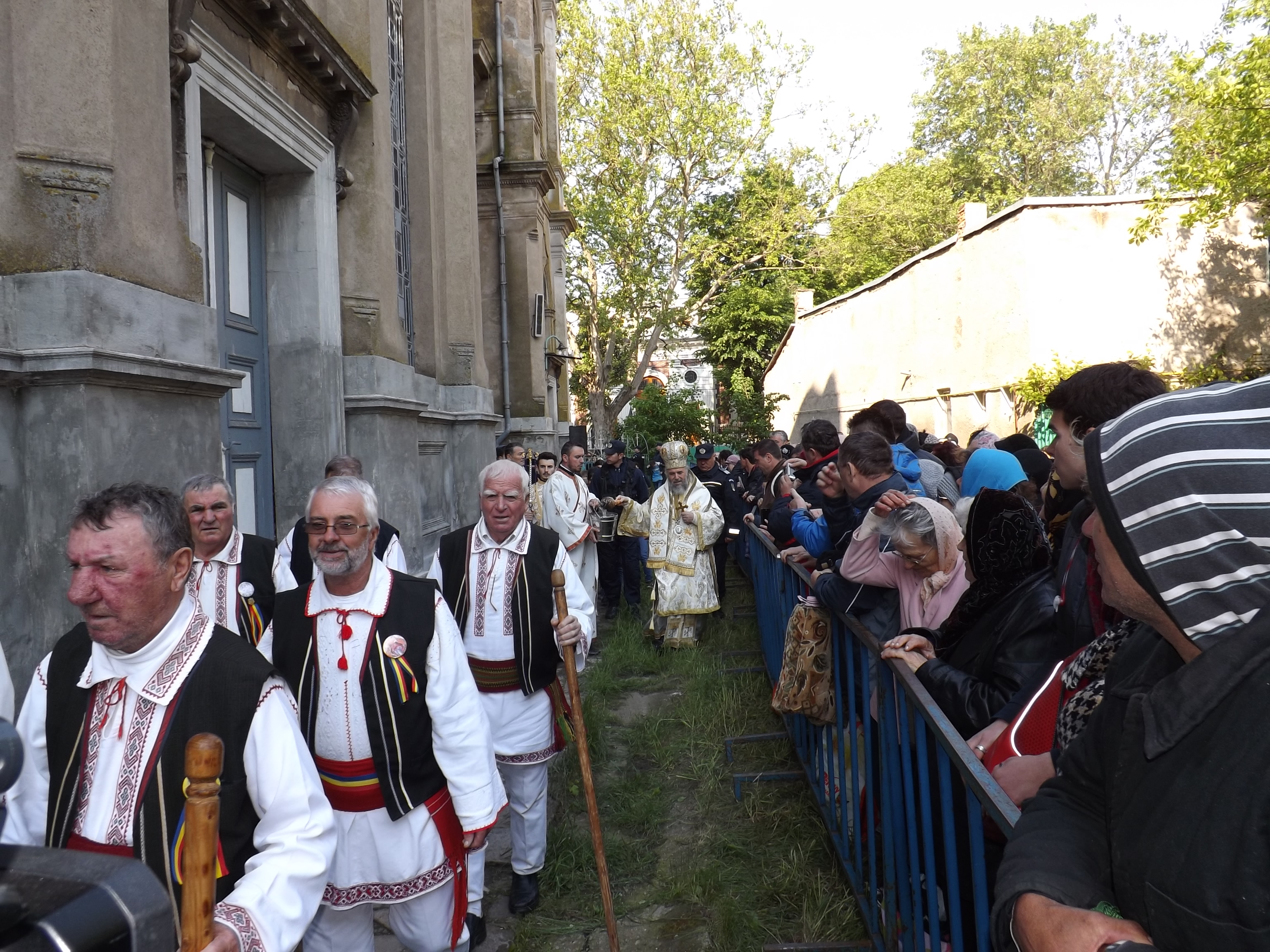 Zeci de mii de credinicioși au stat la coadă de Izvorul Tămădurii, pentru a lua apă sfințită | GALERIE FOTO