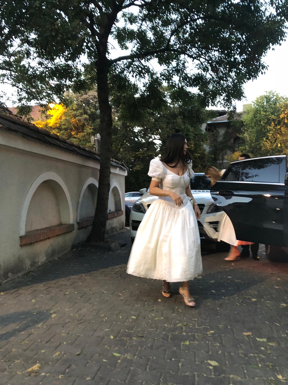 FOTO/ Cum s-a îmbrăcat Elena Băsescu la botezul Anastasiei. Ținută ca Albă ca Zăpada!