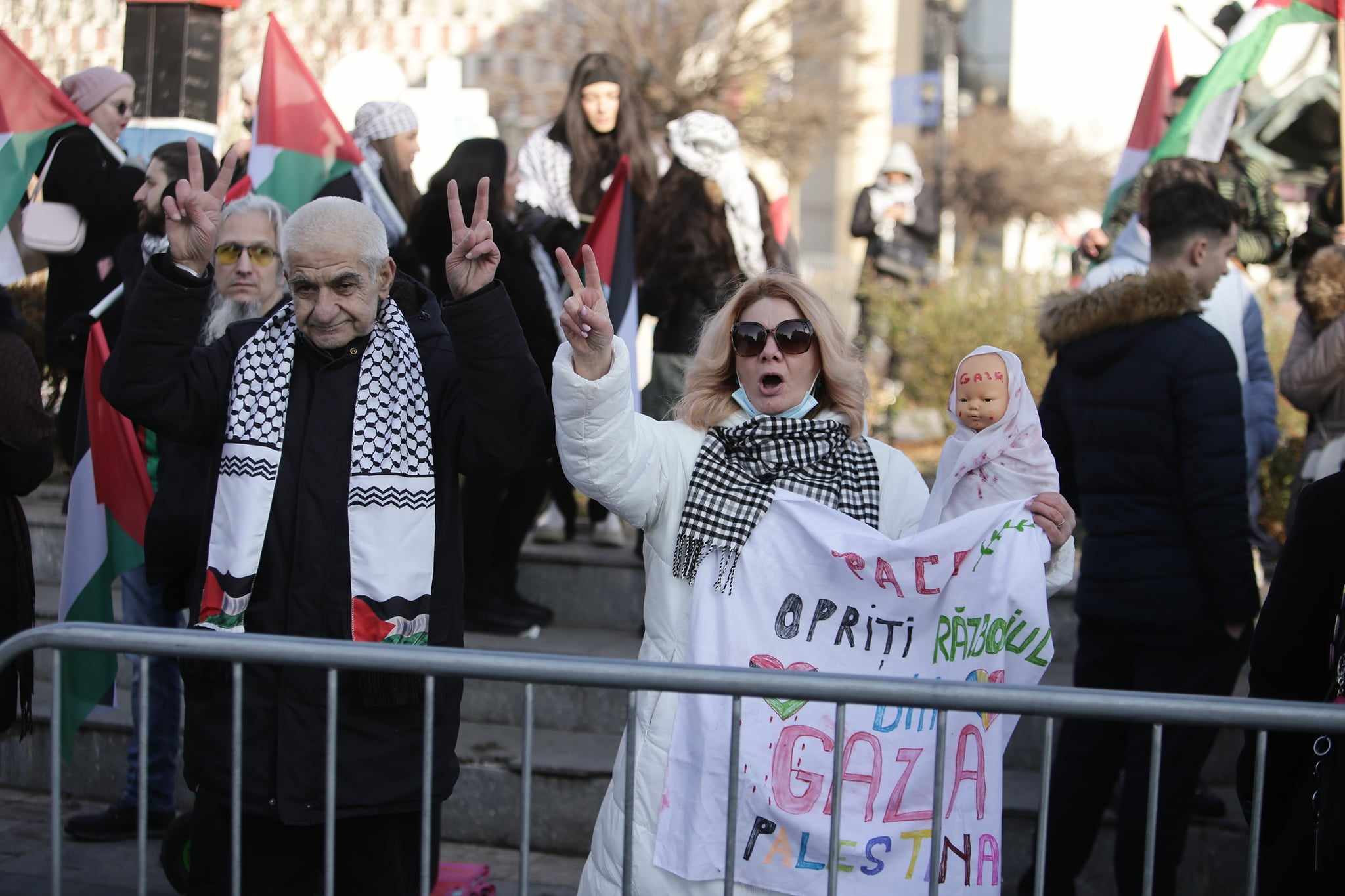Manifestație pro-Palestina în București. Participanții au avut tobe şi fluiere, iar alţii au afişat pancarte: „Opriţi masacrul din Gaza”