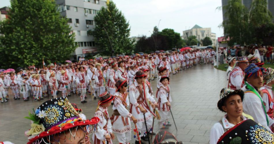 Peste 1.000 de călușari au dansat în Slatina. Oltenii vor să intre în Cartea Recordurilor