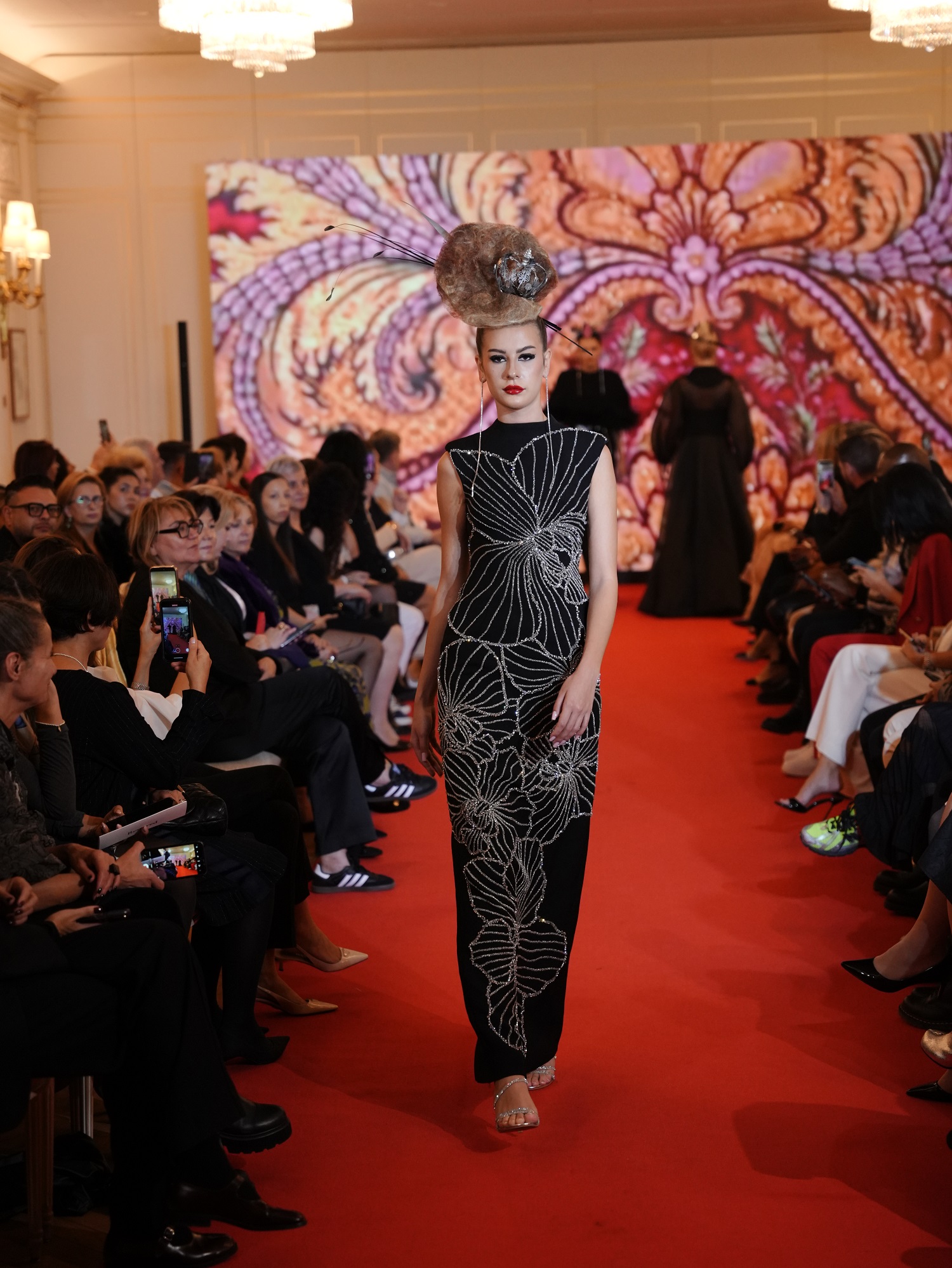 Cătălin Botezatu, aplaudat la Paris Fashion Week 2024. Și-a prezentat noua colecție haute-couture la Hotelul Ritz