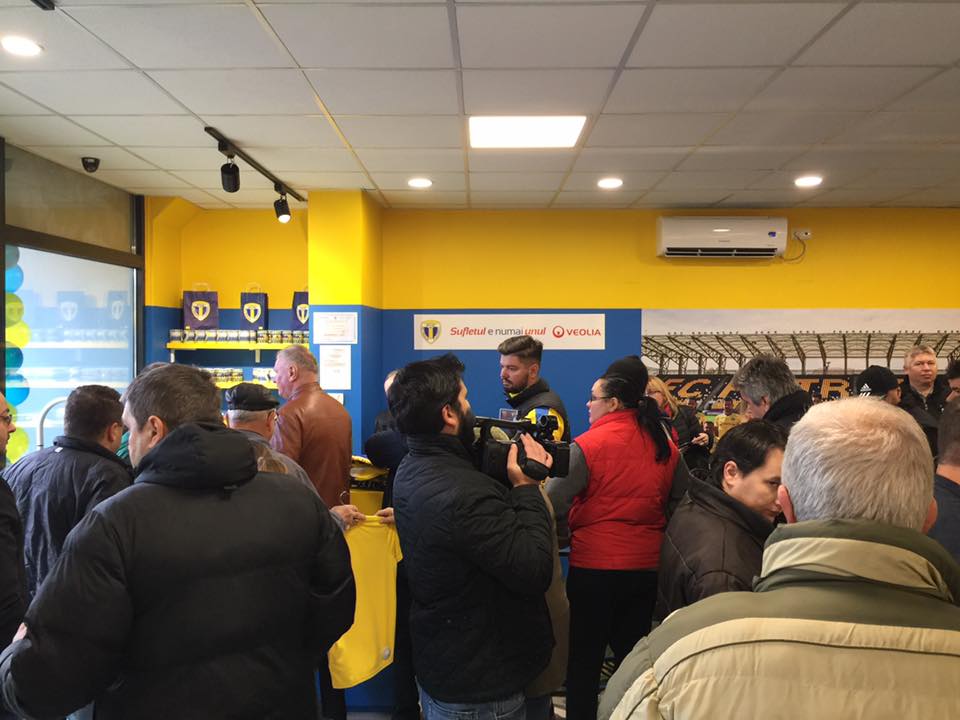Petrolul Ploiești și-a deschis un magazin oficial. Fanii l-au luat cu asalt / FOTO&VIDEO