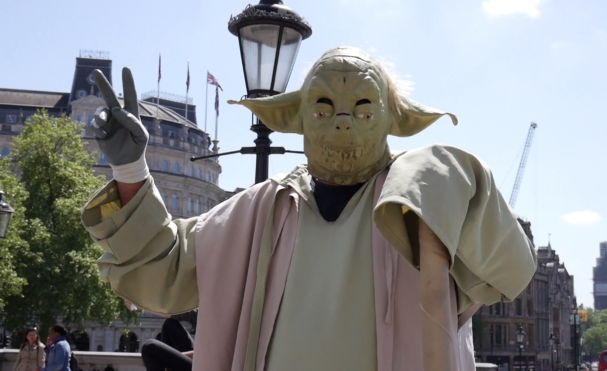 VIDEO EXCLUSIV/Yoda ”suspendați” în Trafalgar Square din Londra sunt români. Nea Viorel și-a comandat costumul la un croitor din Buzău!