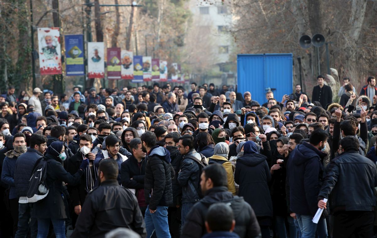 Săptămâna în imagini | ”Zilele furiei” în Liban, protestele care au zguduit regimul iranian și viața după erupția vulcanului filipinez Taal