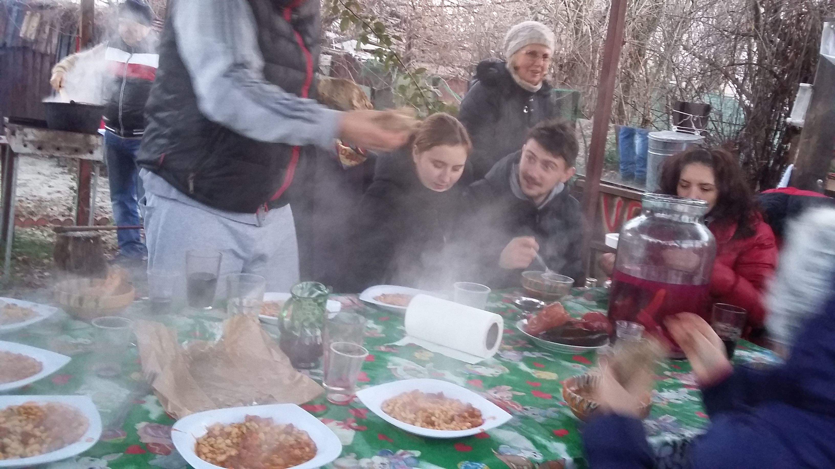 Ziua Națională, sărbătorită cu fasole cu ciolan, în spatele blocului GALERIE FOTO