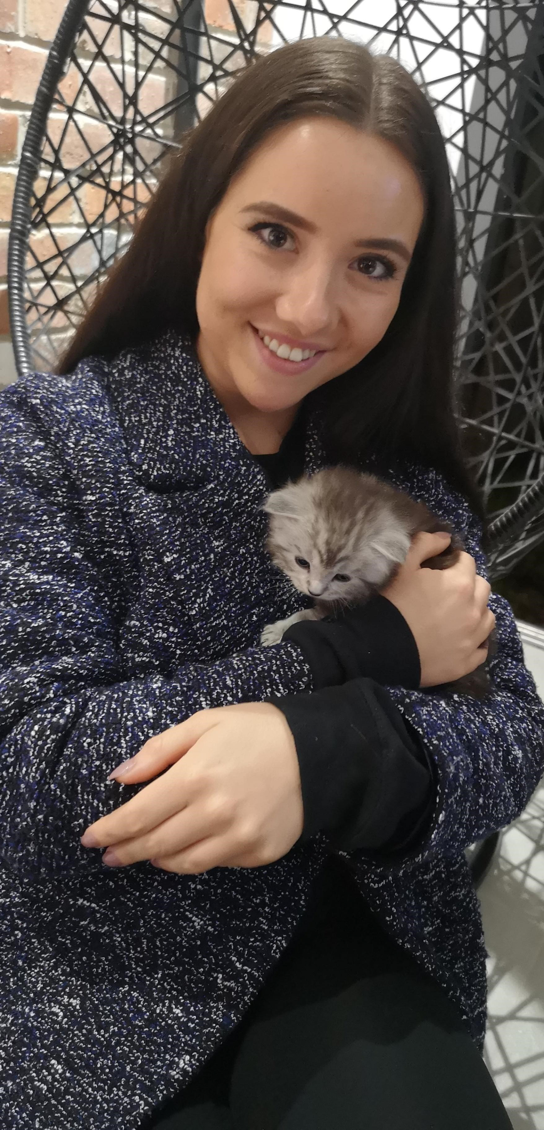 FOTO | Coșmarul prin care a trecut o tânără care s-a îmbolnăvit după ce a mângâiat pisică