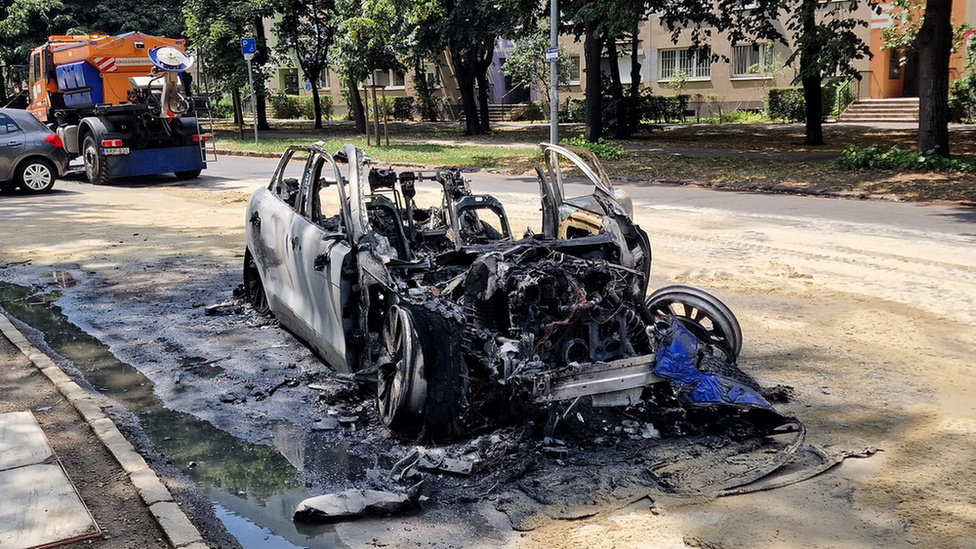 Kigyulladt és rommá égett egy Jaguar Újbudán – fotók