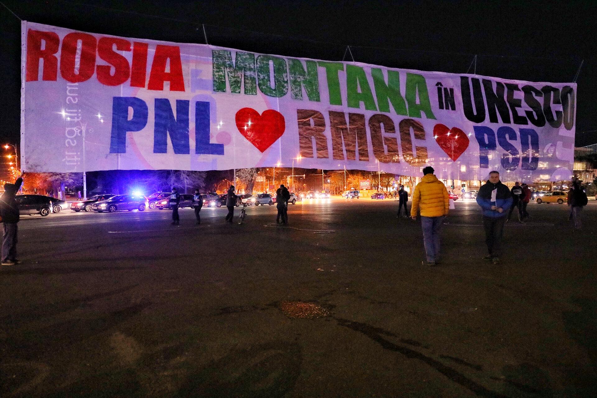 Protest în fața Guvernului: ”Uniți salvăm Roșia Montană!”. Ce le-a spus Ludovic Orban