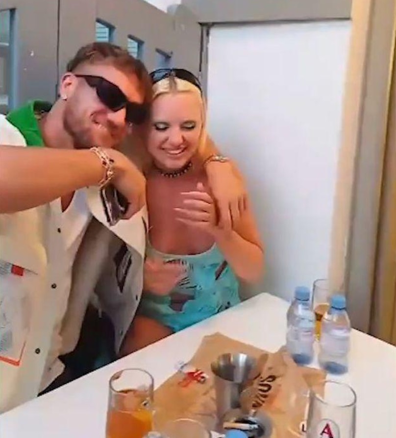 Cum a fost surprinsă Alexandra Stan alături de fotbalistul George Pușcaș în Mykonos. Se zvonește că au o relație