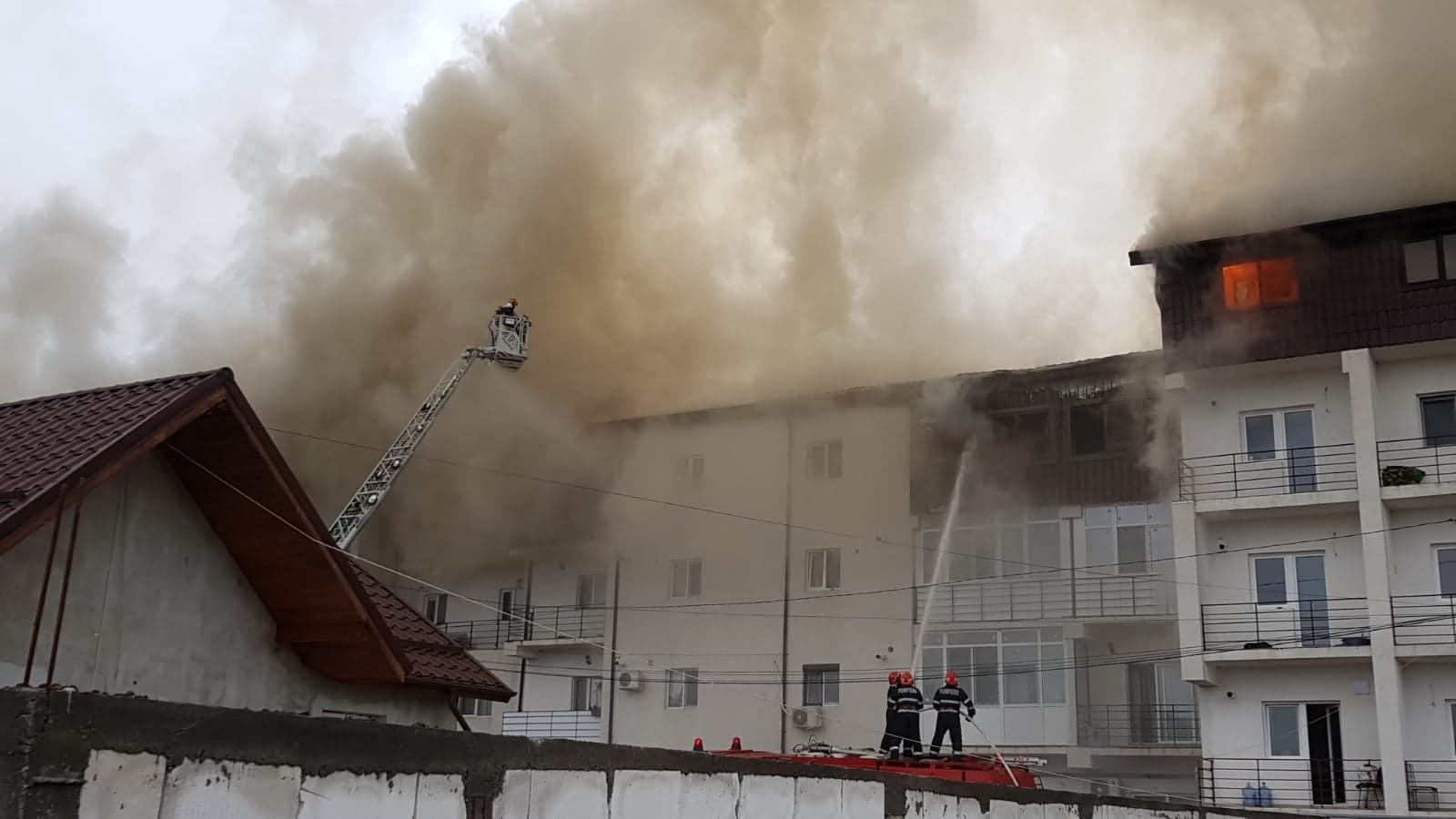 FOTO&VIDEO/ Apartamente distruse de incendiu în Chiajna! O femeie însărcinată, transportată la spital