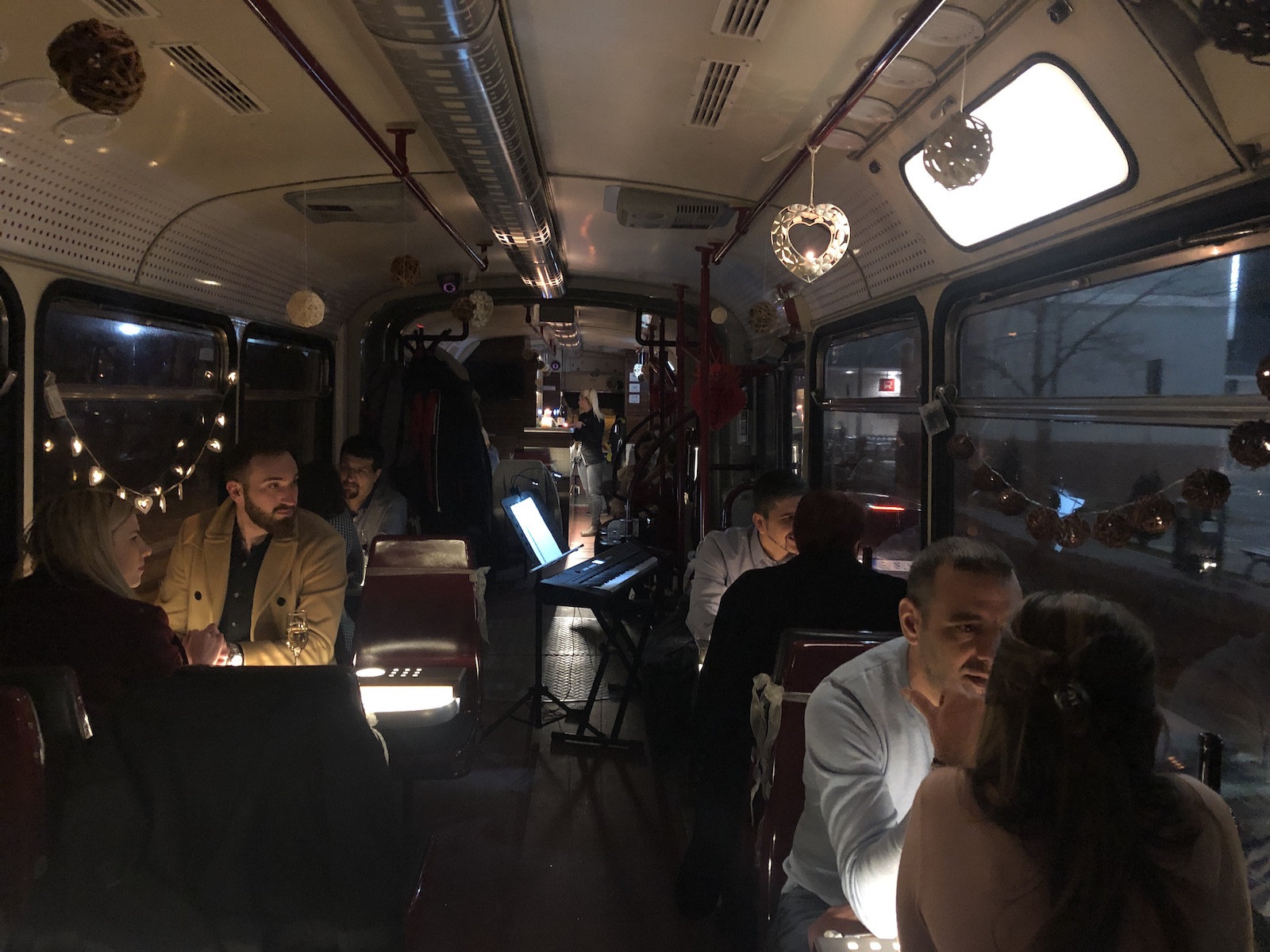 VIDEO&FOTO/ O altfel de plimbare, de Dragobete. Cina în tramvai prin Timișoara, ca-n Milano sau Bruxelles