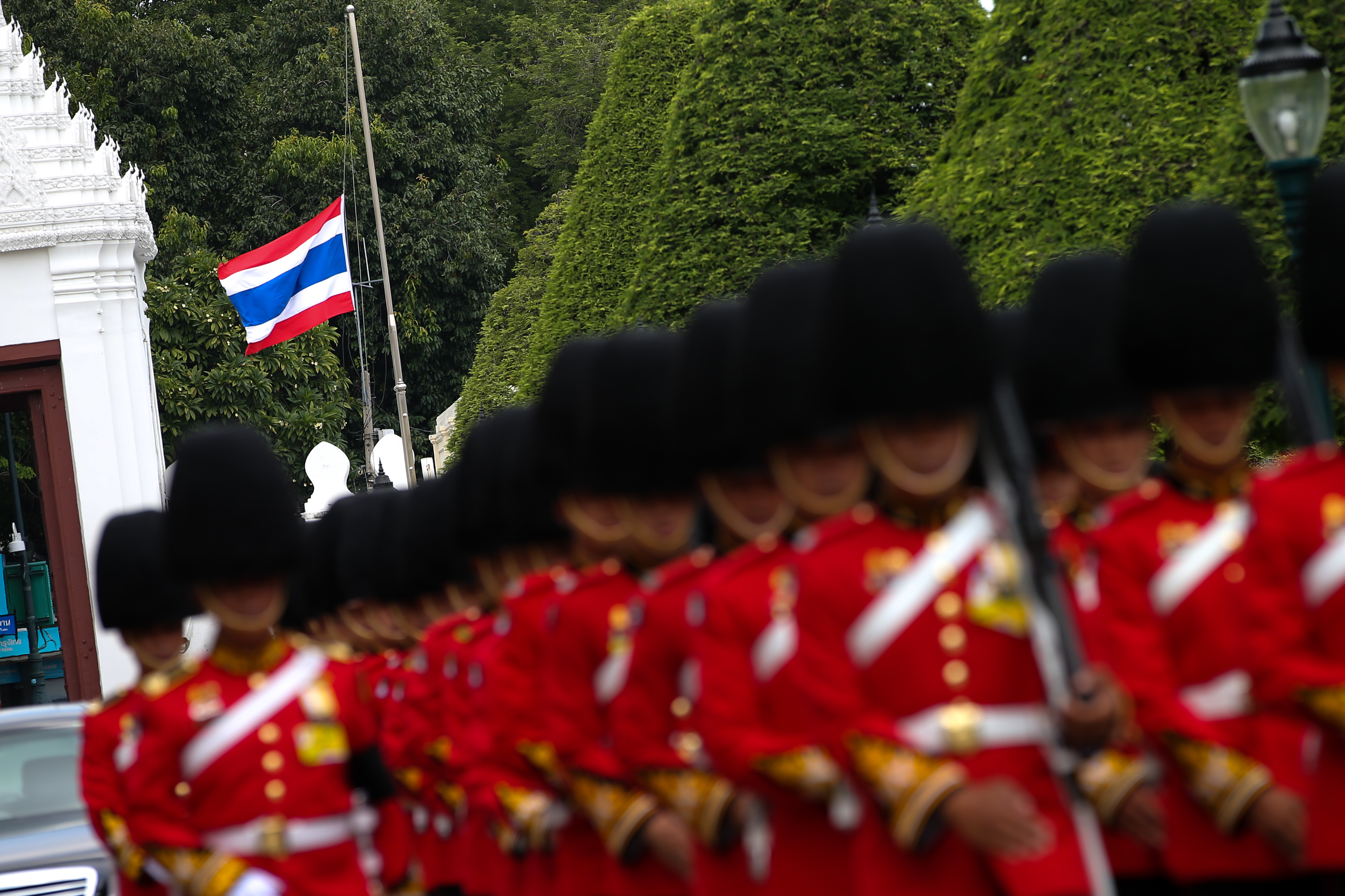 Un an de doliu în Thailanda | Sicriul regelui Bhumibol a fost transportat în cadrul unei procesiuni la Palatul Regal. FOTO