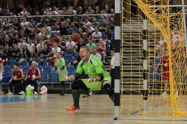 Calificare furată cu cronometrul. Selecționata de futsal a României a ratat prezența la Euro 2015 în ultima secundă. ^Oficial, ultima fază a ungurilor a durat 3 secunde. Cronometrajul efectuat de Sportnews arată că acțiunea a ținut peste 4 secunde! / VIDEO