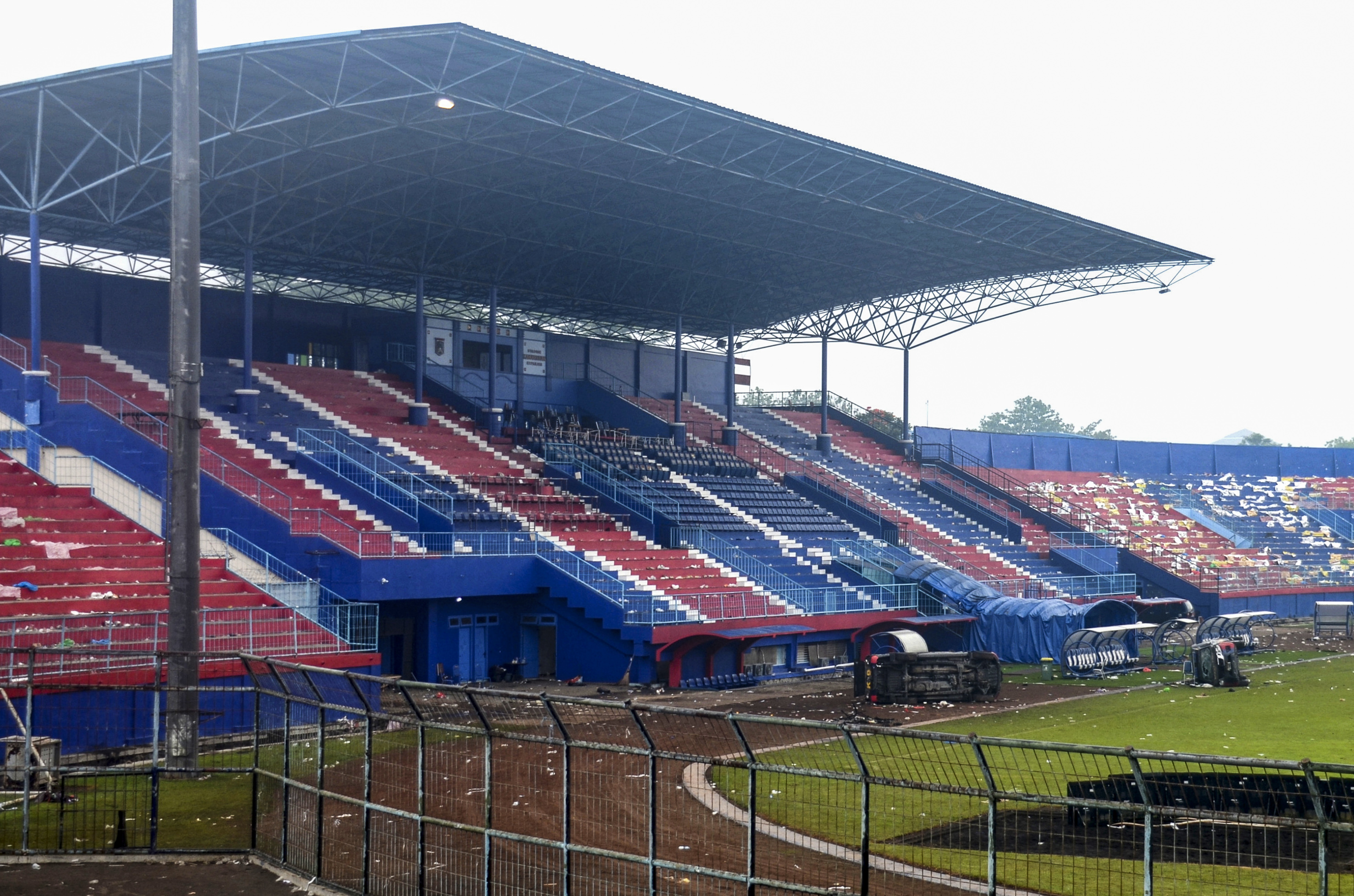 Violențe urmate de o busculadă pe un stadion de fotbal, în Indonezia. Cel puțin 125 de persoane au murit