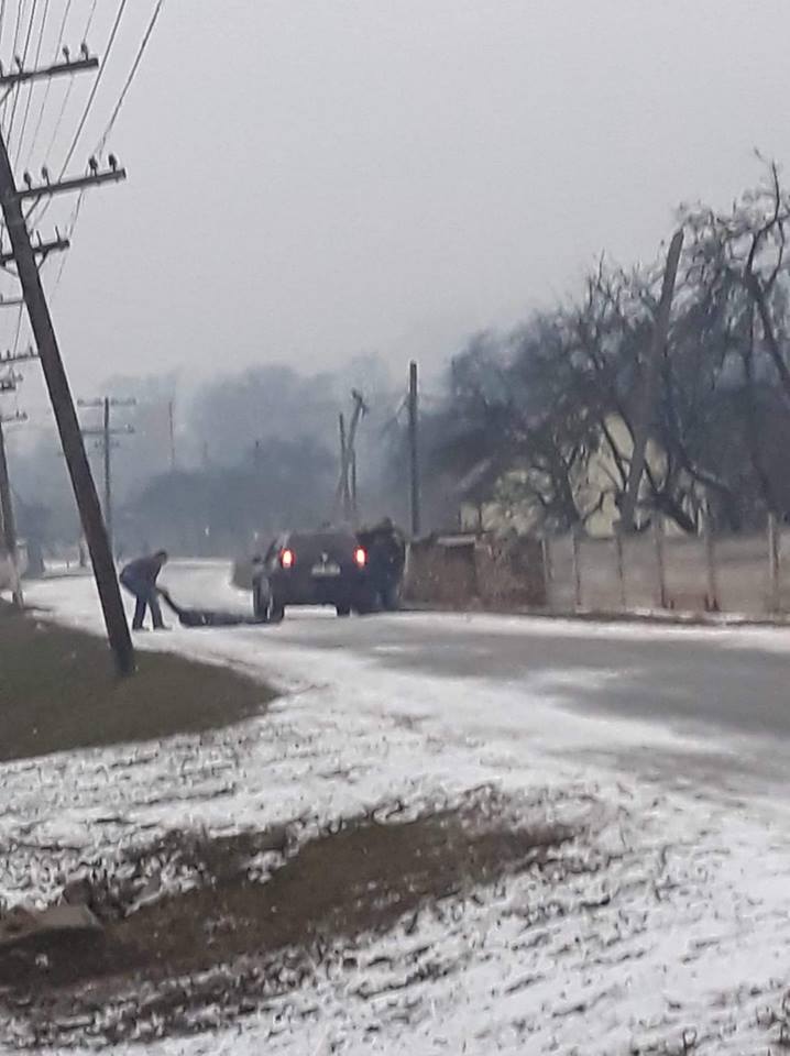 IMAGINI SCANDALOASE - Bărbat lovit de mașina Poliției de Frontieră și târât în șanț de polițiști! Instituția are altă variantă